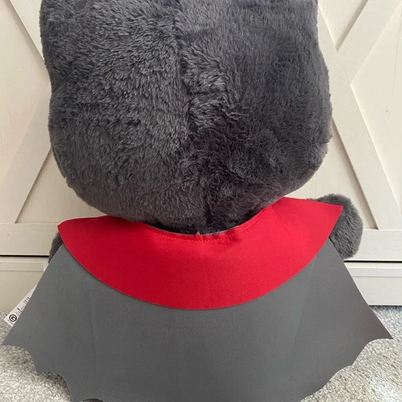 Hello Kitty Dracula Halloween Greeter - Picture 2 of 4